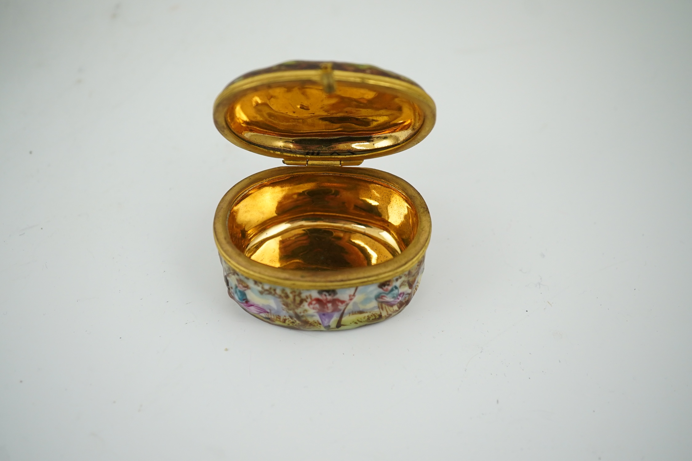 An 18th century Doccia porcelain tea bowl and a Naples style trinket box, bowl 7.5cm diameter. Condition - good